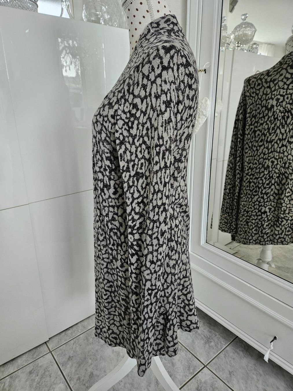 Giacche: Jacke Strickjacke Grösse 38 M Leopard Grau mit Strass – Usato da Gossau ZH venduto da fashiontwo 2