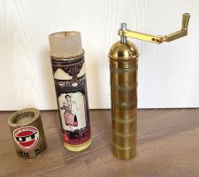 Vintage UT Hand-Kaffee- resp. Gewürzmühle,  Tirana Albanien