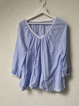 Leinen?  Sommer Bluse in Hellblau mit Spitze, ca. Gr. M/L