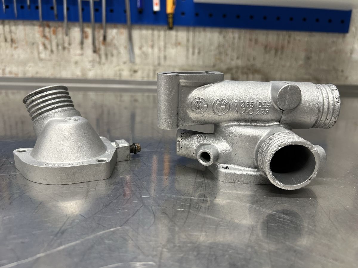 BMW Tutti pezzi di ricambio auto: BMW e30 M20b25 Thermostatgehäuse – Usato da Nürensdorf venduto da renato92 4
