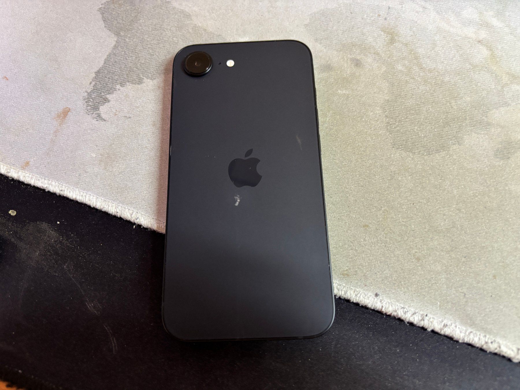 Apple Portables: Iphone 16E 128Gb – D'occasion à Au SG par bah_6f5w 1