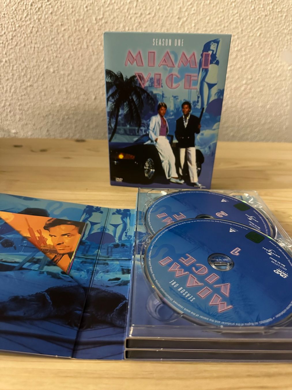 Tutti i DVDs: Miami Vice - DVD - Set 1. Staffel - Gratis Versand! – Usato da Schlieren venduto da selected_goods 1