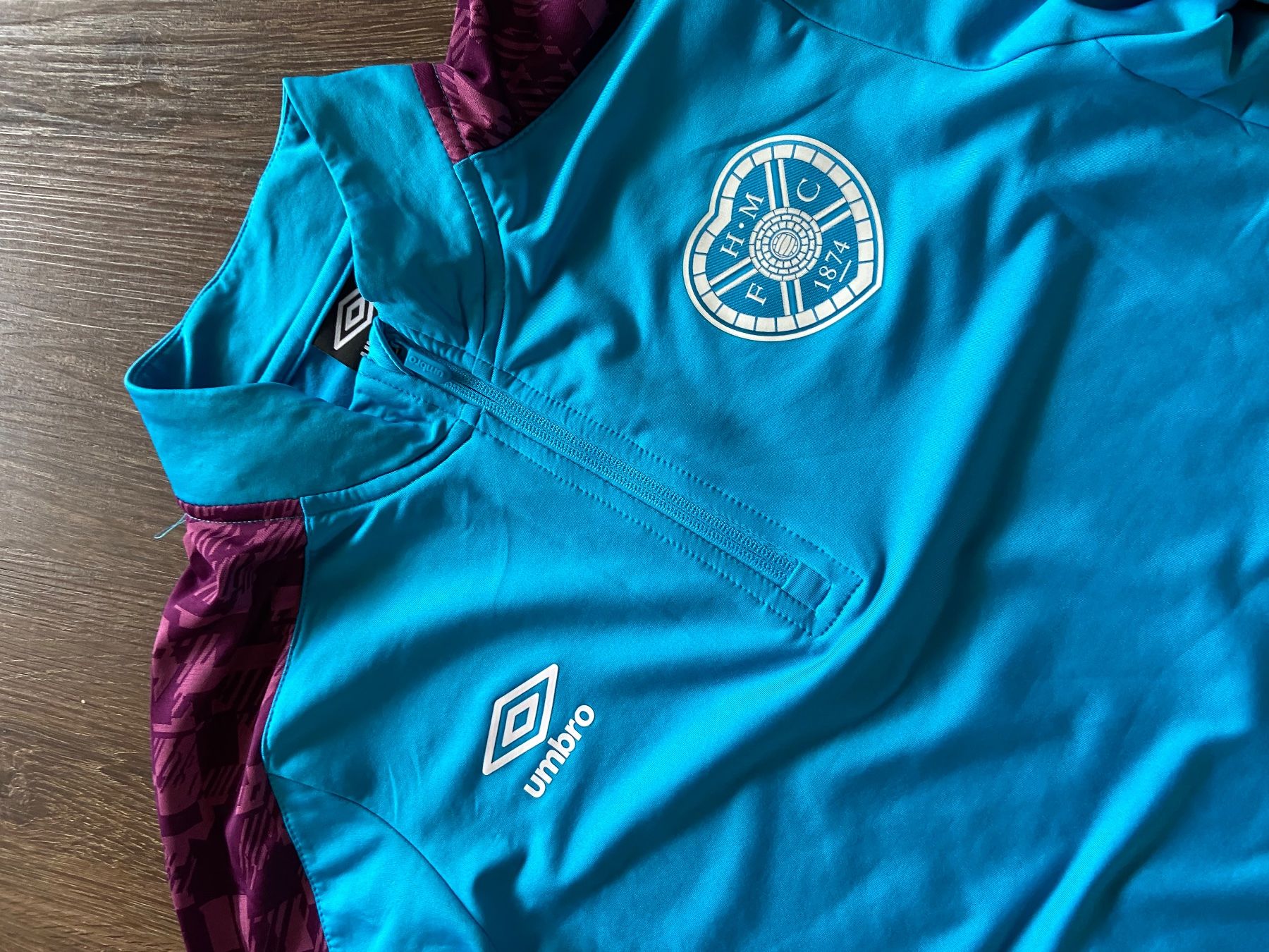 Umbro Leibchen & Hosen: Heart of Midlothian Trainingspullover Gr. M – Gebraucht aus Muttenz von bargain_hunter 1
