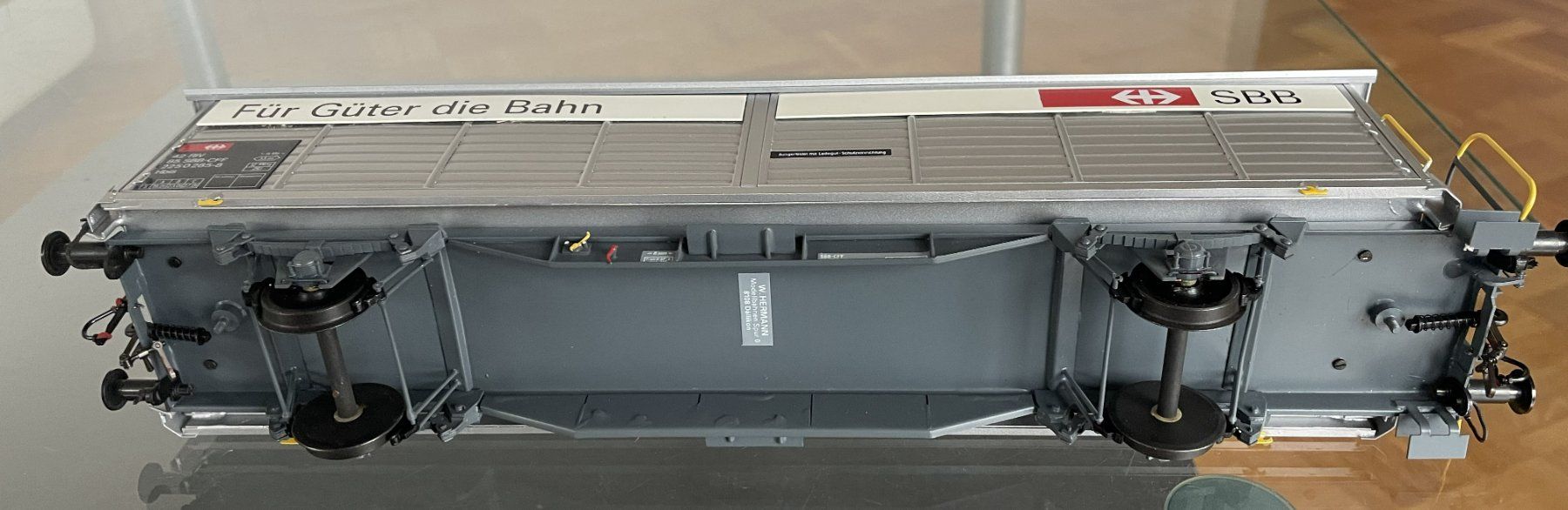 Hermann Modelleisenbahnen: SBB Güterwagen Hbis – Gebraucht aus Emmenmatt von BLS-Re425 2