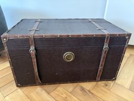 Truhe Kiste braun mit Lederapplikation