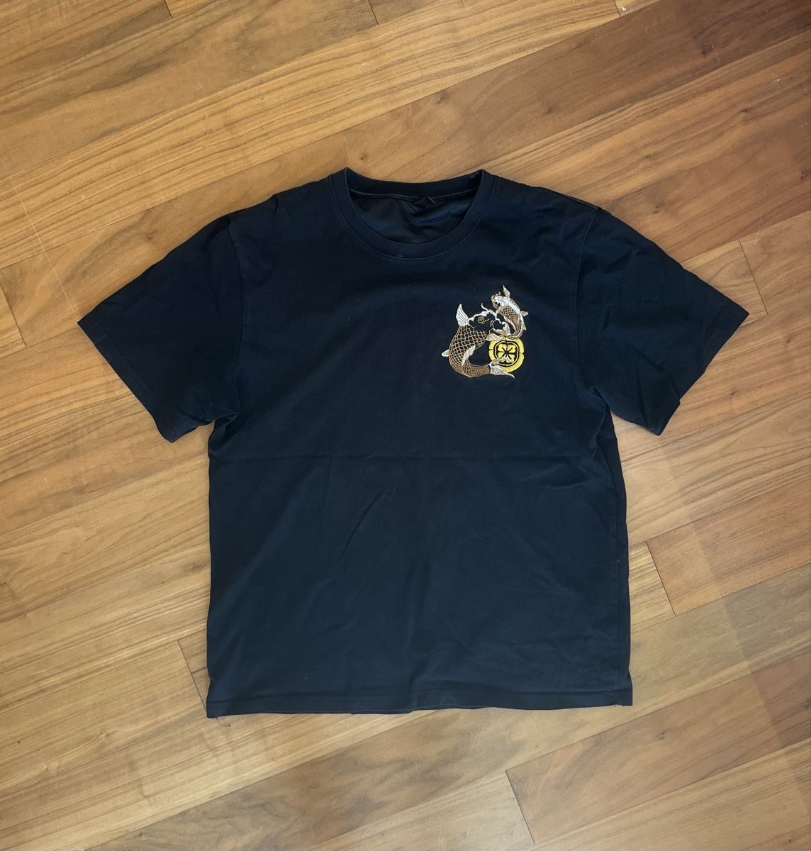 T-Shirts: Gesticktes Japanisches Tshirt - Top Zustand – Gebraucht aus Mörschwil von Levian 1