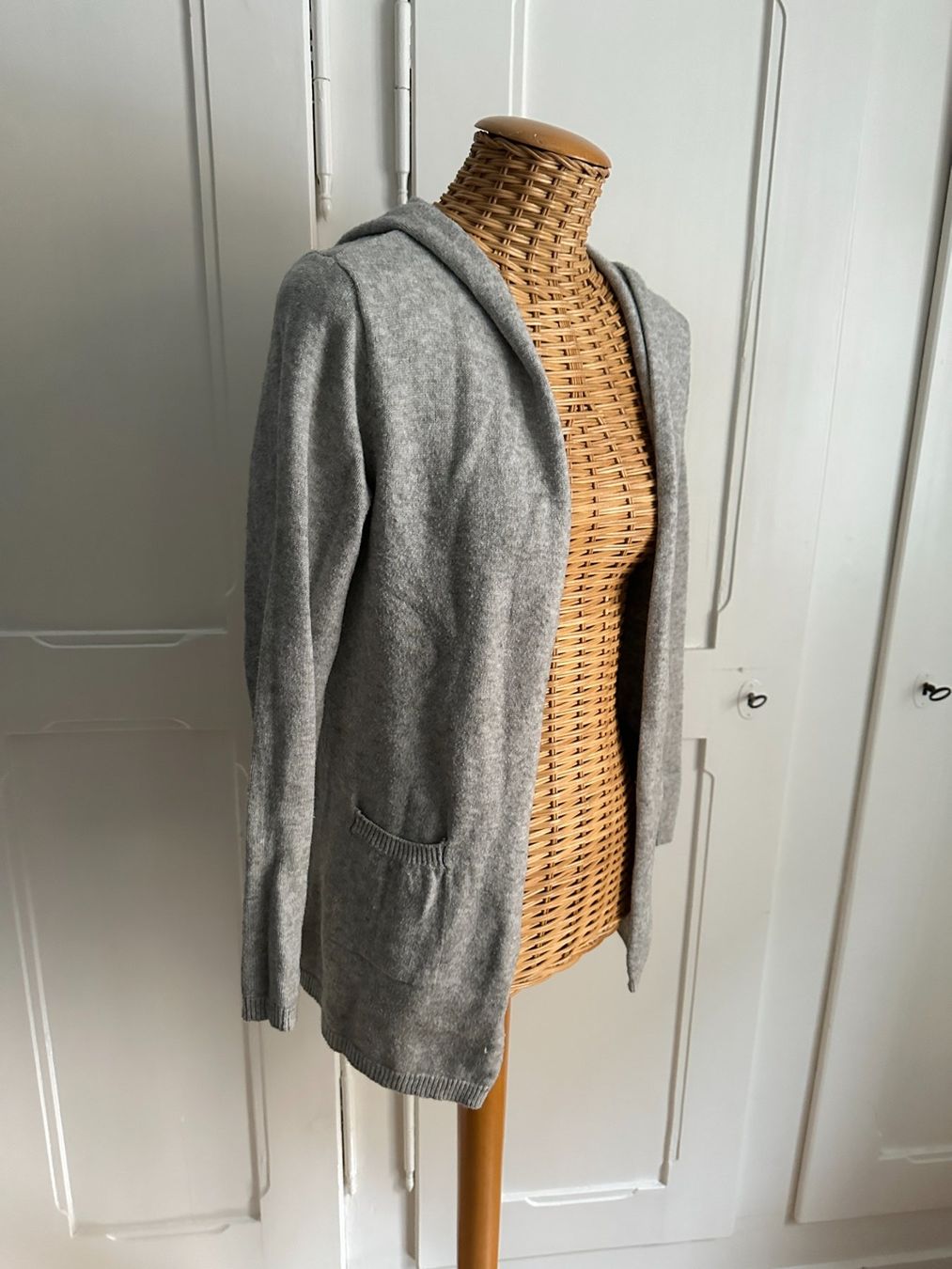 Giacche: Strickjacke hellgrau mit Kapuze - S – Usato da Zürich venduto da Diazaio 1