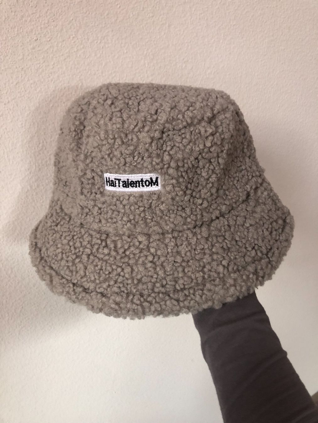 Copricapi, berretti & cappellini: Grey teddy fur hat – Usato da Bulle venduto da sop_ct6x