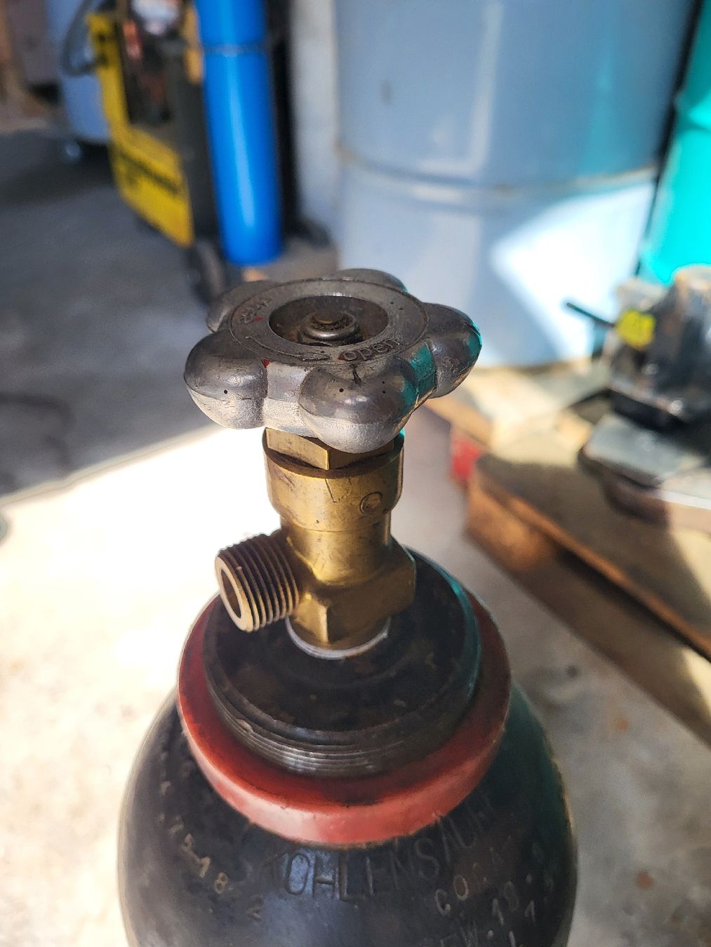 Gas-Geräte & -Technik: Gasflasche Eigentum mit Ventil gebraucht – Gebraucht aus Riffenmatt von KX3688Fam 1