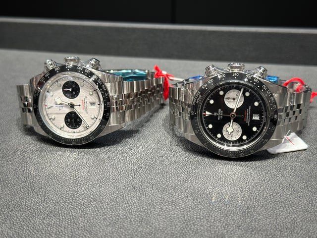 Tudor Orologi: NEU Tudor Weiss Bay Chronograph 2026 – Nuovo e nell'imballaggio originale da Neftenbach venduto da Taschen-Uhren
