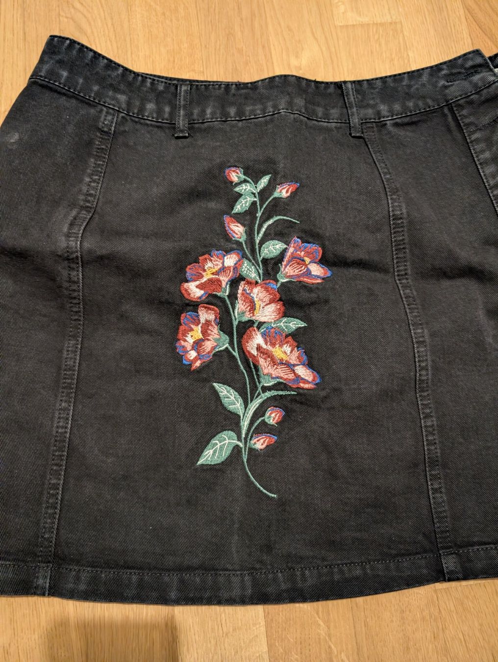 Gonne: Schwarzer Jeansrock mit Stickerei - Gr.M – Usato da Schönenwerd venduto da sal_75dx 3