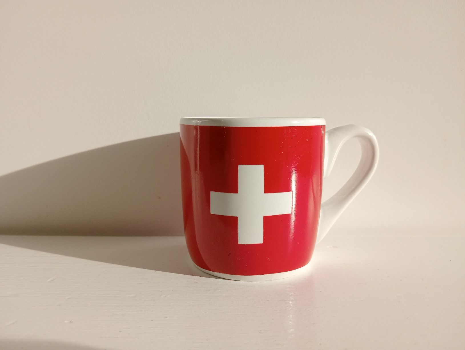 Tazze: Schweizer Rote Espresso Tasse Cotfer Geneva mit Flagge – Usato da Allschwil venduto da Evgeniia78 1