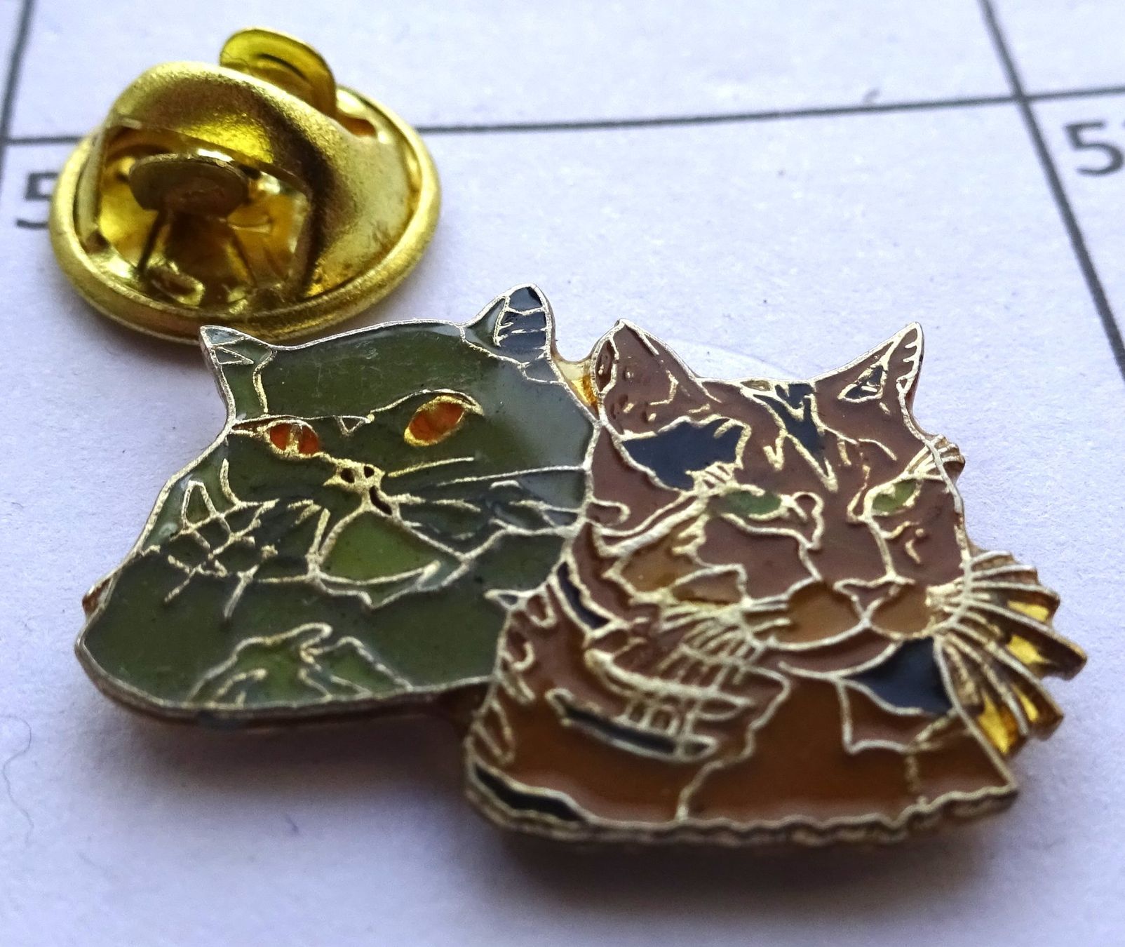 Plaketten & Abzeichen: Pin 2 Katzen  grau und braun – Gebraucht aus Utzenstorf von BUtter81