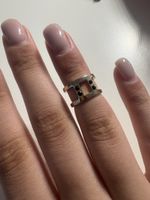 Eleganter Ring mit schwarzen Steinchen, sehr klein