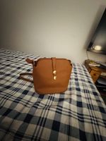 Sac à main tendance couleur cognac, parfait pour l'été! ☀️