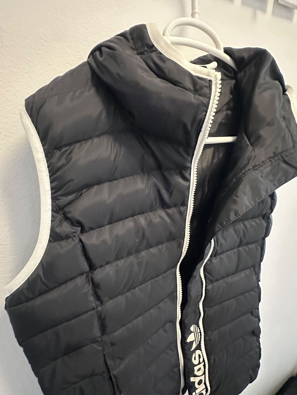 Adidas Gilet & Giacche: Adidas Weste mit Kapuze - Grösse S – Nuovo (secondo la descrizione) da Basel venduto da san_2jbt