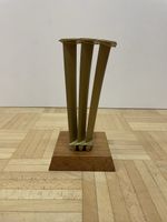 Skulptur aus Triebwerksteil vintage Flugzeugteil auf Sockel