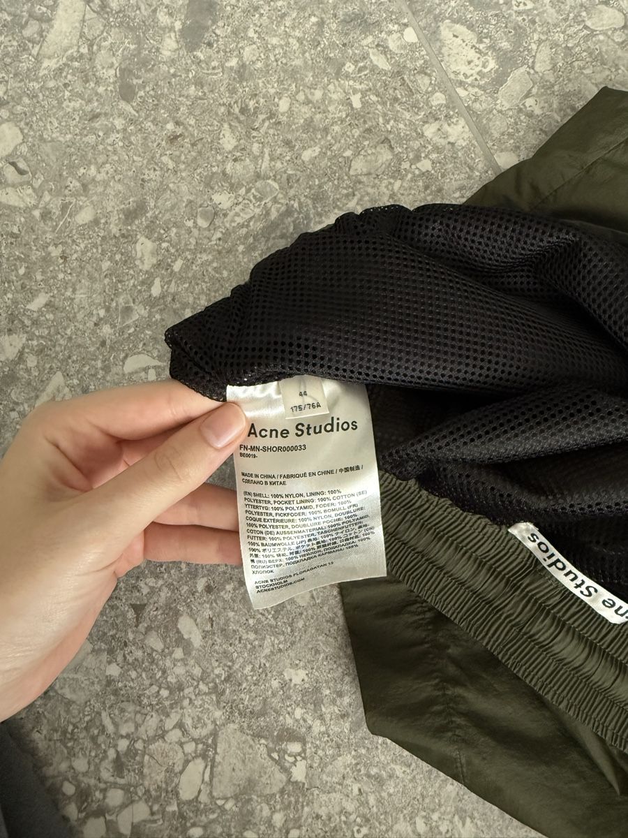 Acne Studios Pantaloni: ACNE STUDIOS Shorts olivgrün – Usato da Birmensdorf ZH venduto da nin.am 3