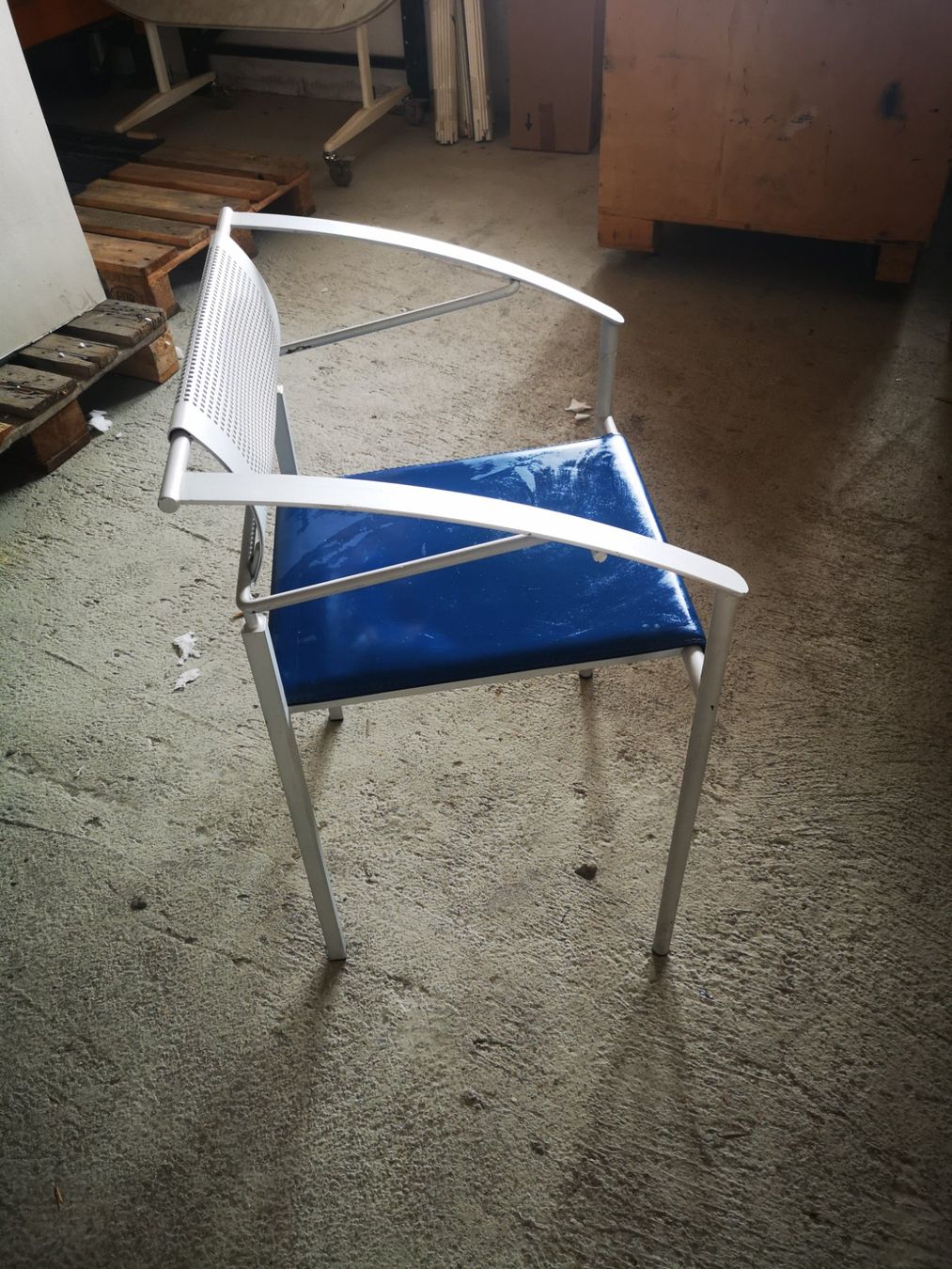 Chaises: Moderner Hocker mit blauer Sitzflaeche, Metallgestell, ne... – D'occasion à Kreuzlingen par Schomi5 1