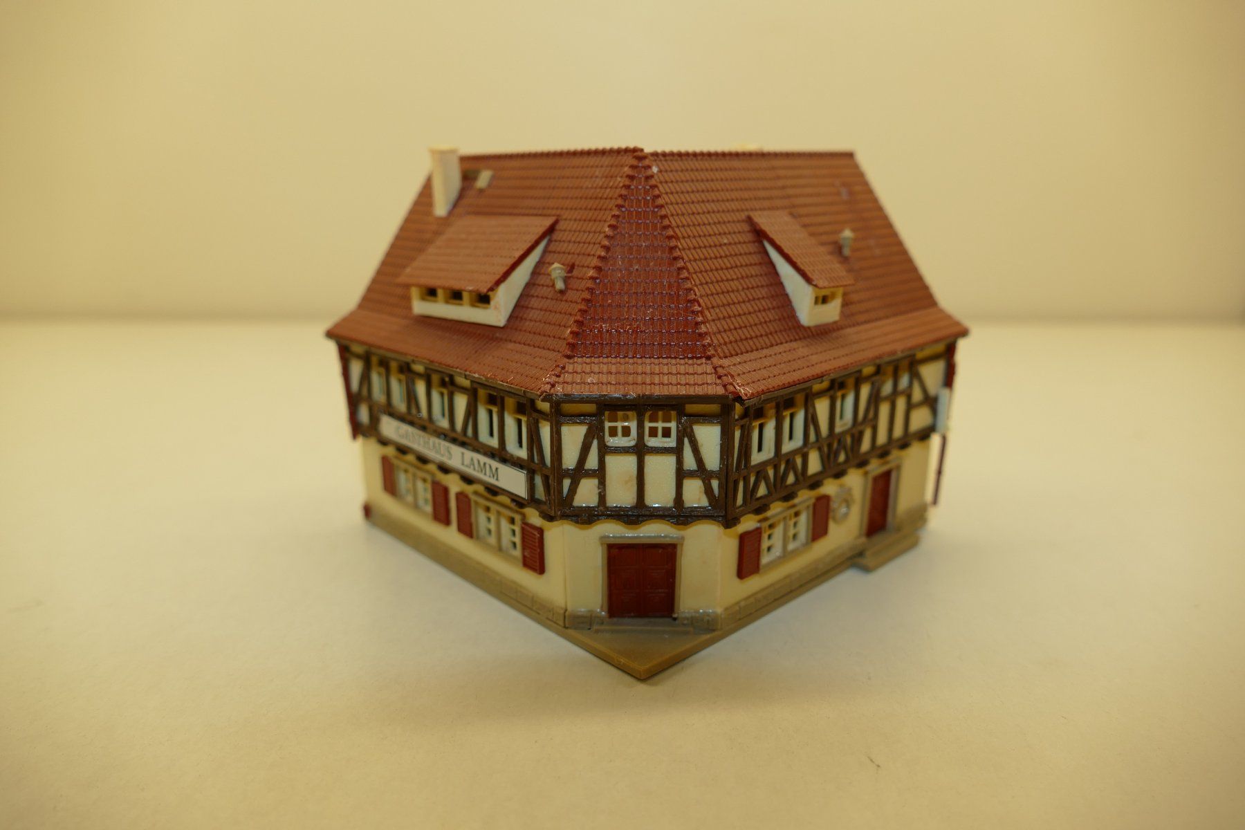 Vollmer Modellini di ferrovie: Vollmer N: Gasthaus Lamm – Usato da Niederhasli venduto da rail-duerst