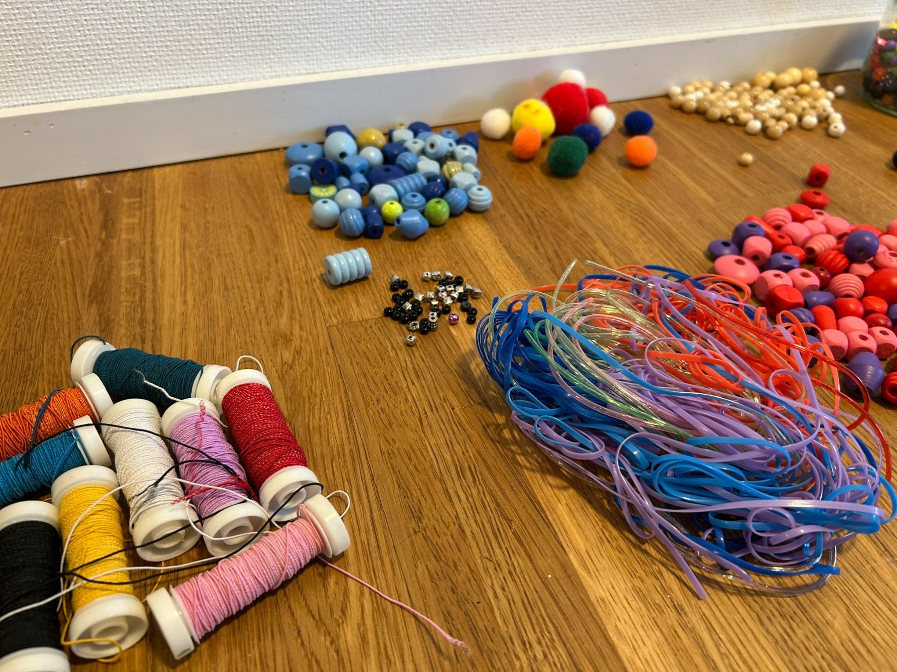 Kit bricolage: Grosses Bastelset mit Perlen, Stempeln, Federn & Zubehör – Usato da Küsnacht ZH venduto da filo_fila8700 6