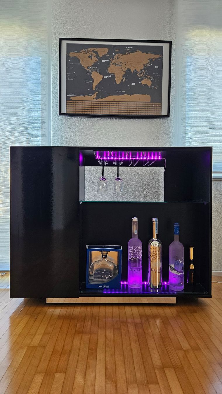 Ladenausstattungen & Messebau: Elegante Bar-Theke – Gebraucht aus Küssnacht am Rigi von