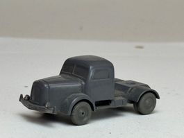 GB3-  Wiking Henschel Zugmaschine unverglast grau
