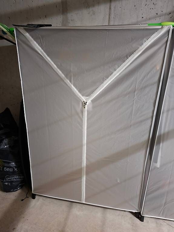 Schränke: Mottenschrank – Gebraucht aus Sennhof von Ret