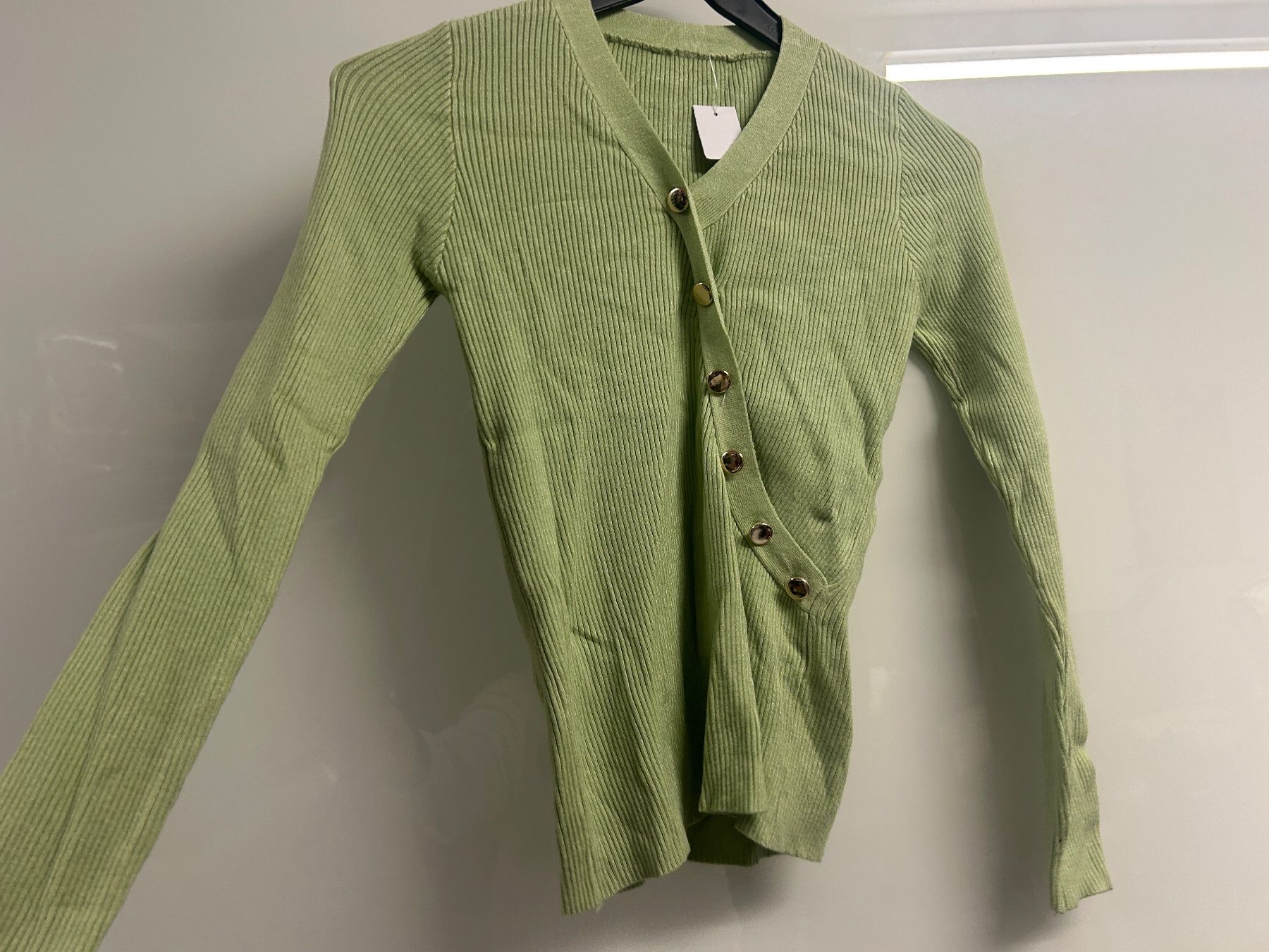 Maglioni & Felpe: Pullover Figurbetont Pastellgrün Knöpfe One Size Neu – Nuovo e nell'imballaggio originale da Regensdorf venduto da Spyke55 2