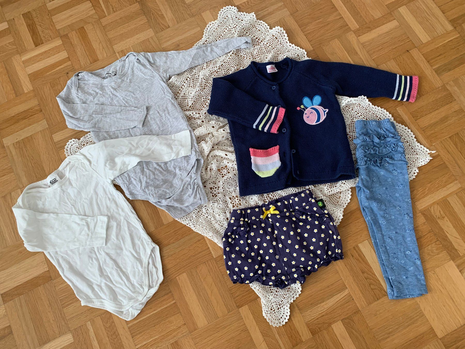 Lotti & Set di vestiti: Jacke, Leggins + 2 Bodys Gr.86 + Cadeau – Usato da Moutier venduto da chDuplessy