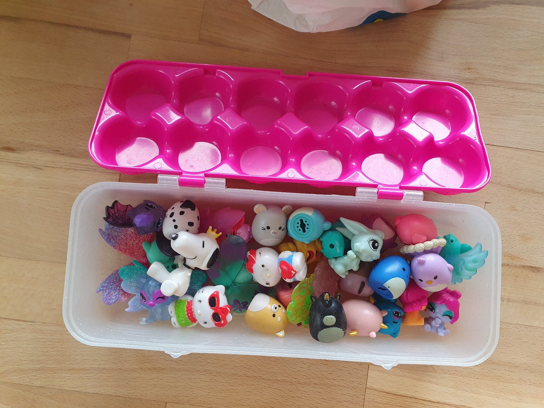 Squishmallows Giocattoli: Squishmallows, Hello Kitty und Hatchimals in Sammelbox – Usato da Ebmatingen venduto da zeitlos-gesund.ch
