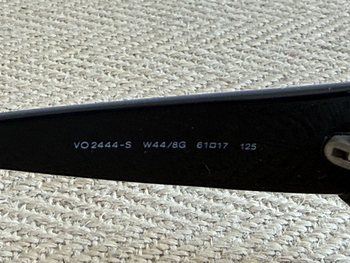 Vogue Occhiali & Lenti: Schöne schwarze VOGUE Sonnenbrille  – Usato da Konolfingen venduto da petzipetz 3