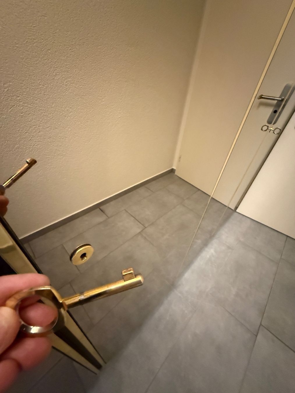 Armoires: Schrank 5 Türen Spiegelfront anthrazit, gebraucht – D'occasion à Hägendorf par AdlerTom 6
