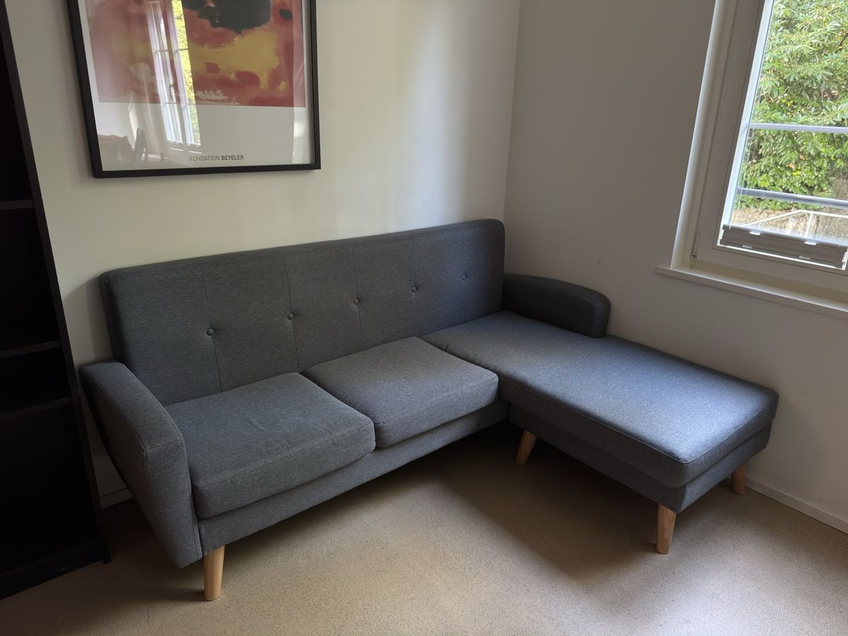 Divani: Graues Ecksofa mit Holzfüssen – Usato da St. Gallen venduto da Kesvilla