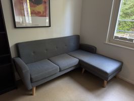Graues Ecksofa mit Holzfüssen