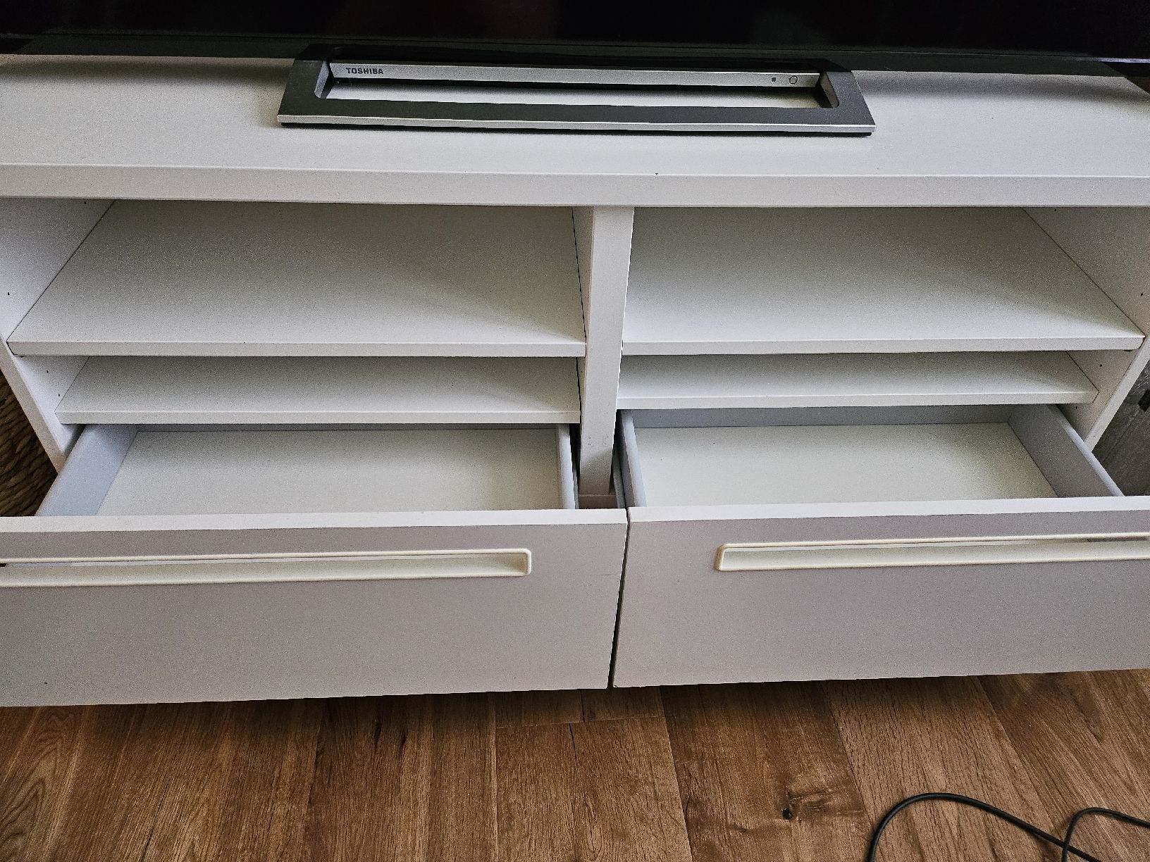 Ikea Meubles TV: Niedrige TV-Möbel  – D'occasion à Uerkheim par lau_pn5l 4