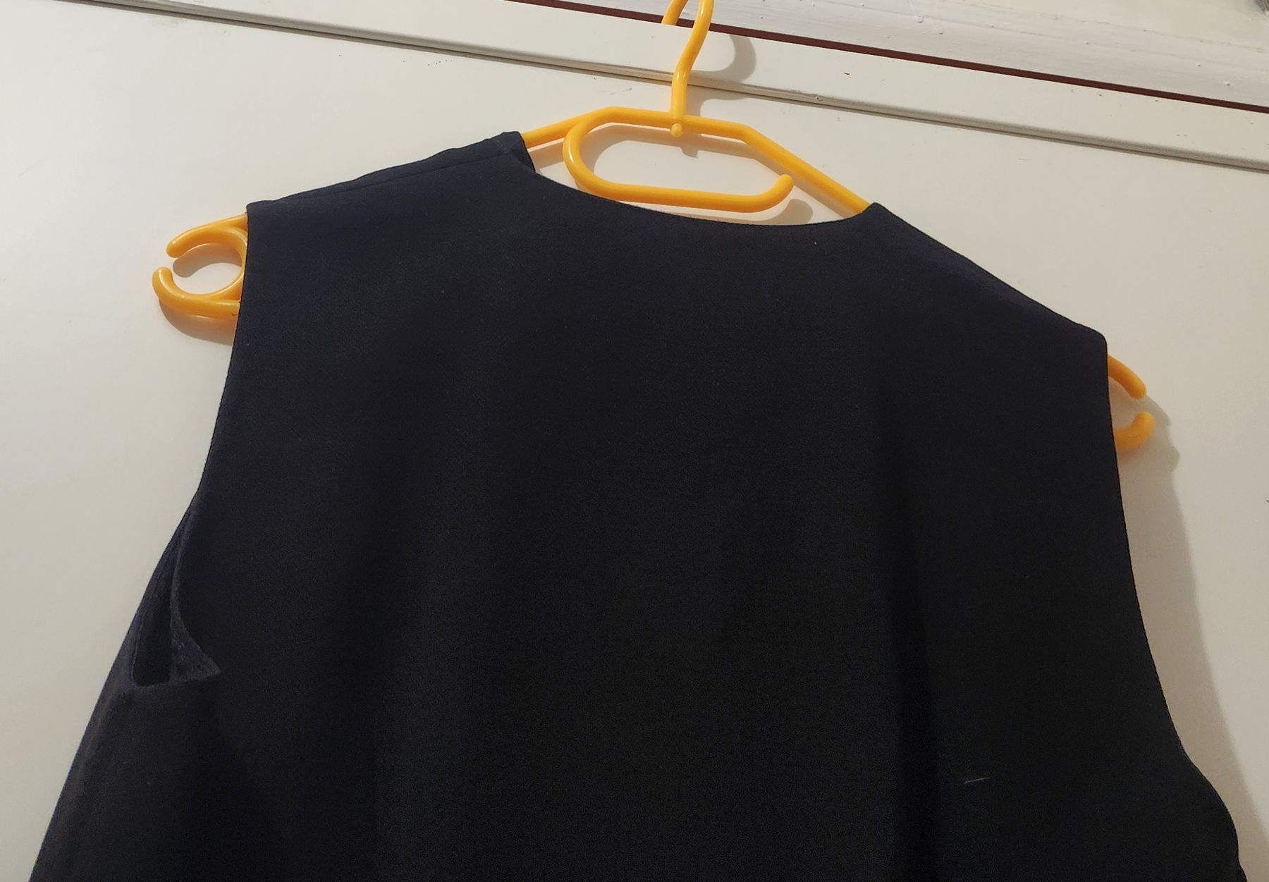 Sandro Vestiti: Robe Sandro noir sans manches fermeture éclair taille 2 – Usato da Niedergösgen venduto da Eva2410 3