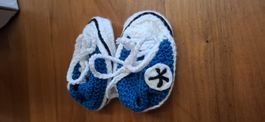 Blaue, gehäkelte Baby-Schühchen, Converse Sneakers-Look, Han