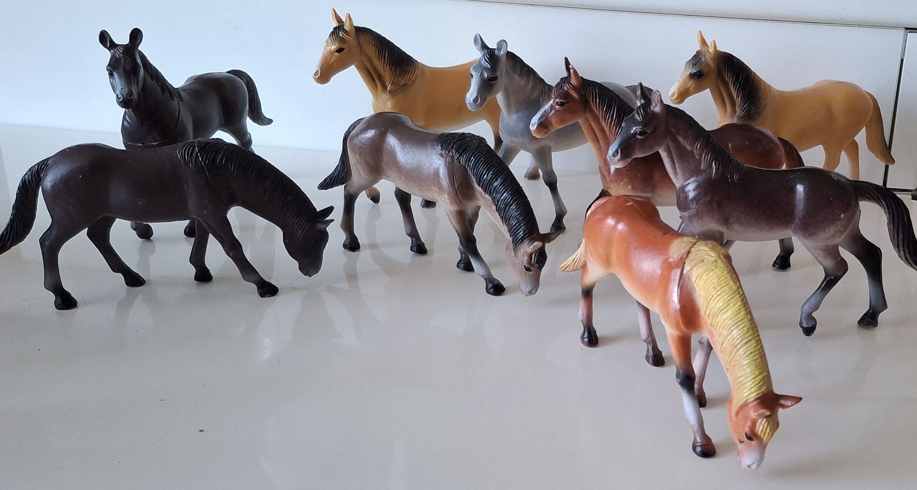Spielzeuge: 9 Pferde Spielfiguren – Gebraucht aus Dussnang von novi02