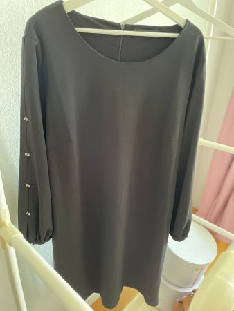 Robe noire élégante avec détails brillants, taille 46/48