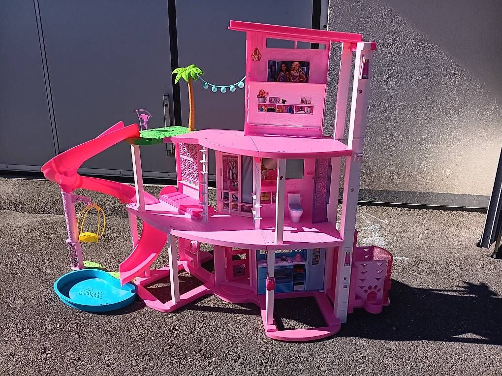 Puppenhäuser & -möbel: Barbiehaus mit lift – Gebraucht aus Forst von Regula92