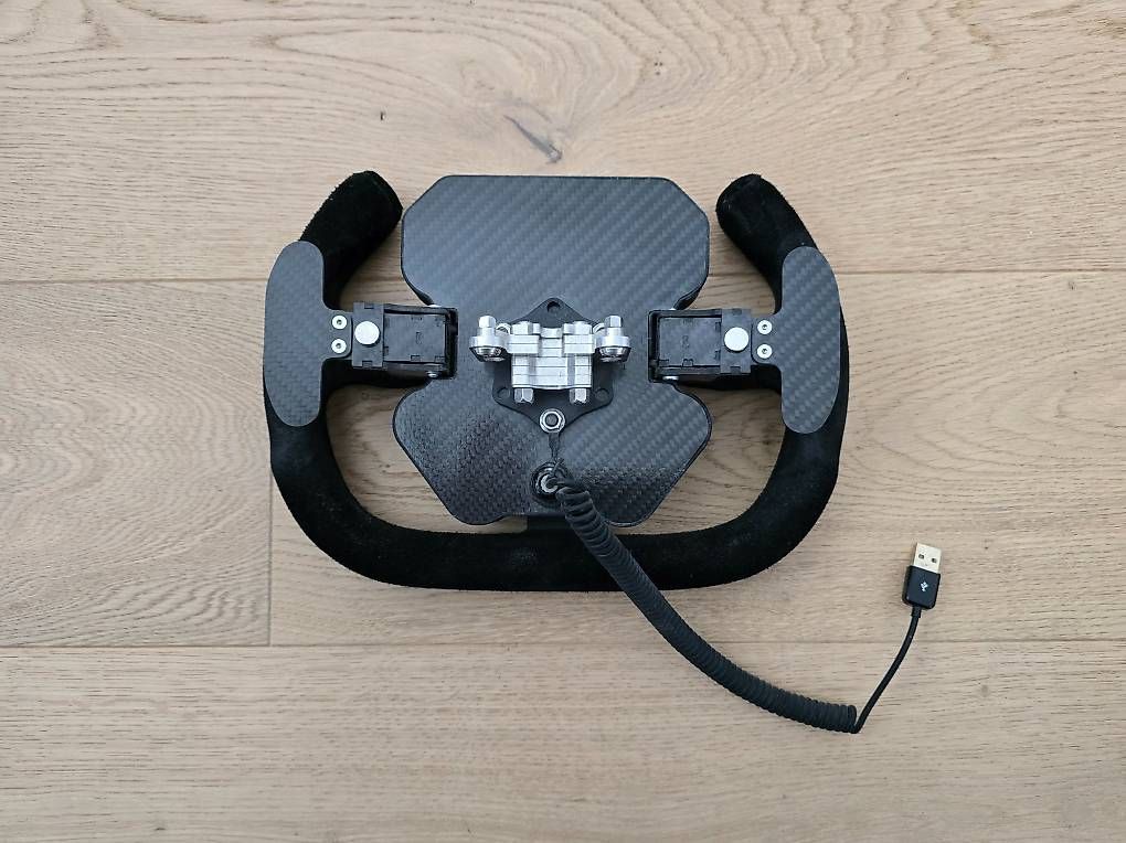 Controller: FiTech Momo 27c Formellenkrad mit Custom Button Box – Gebraucht aus Hombrechtikon von KgDingeling 2