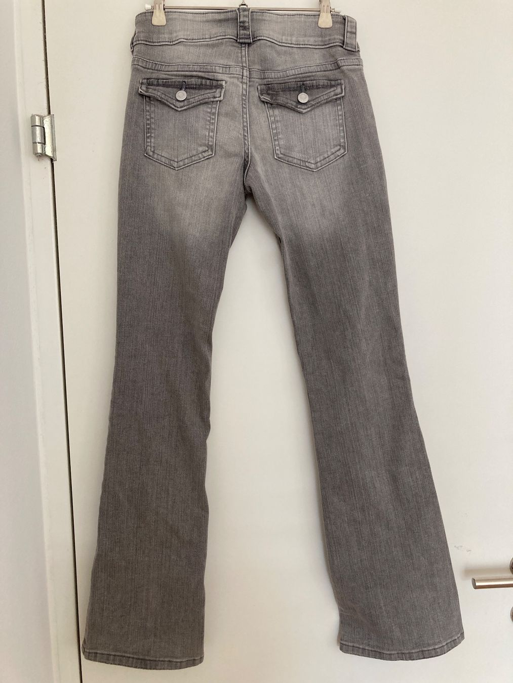 H&M Pantaloni: Graue Bootcut Jeans von H&M, Grösse 170 - Neu – Nuovo (secondo la descrizione) da Zürich venduto da ms2l 1