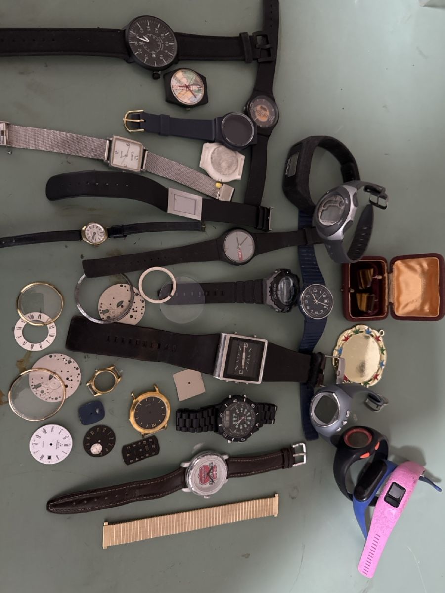 Orologi: Lot de montres diverses et accessoires état variable – Difettoso da La Chaux-de-Fonds venduto da lida2005