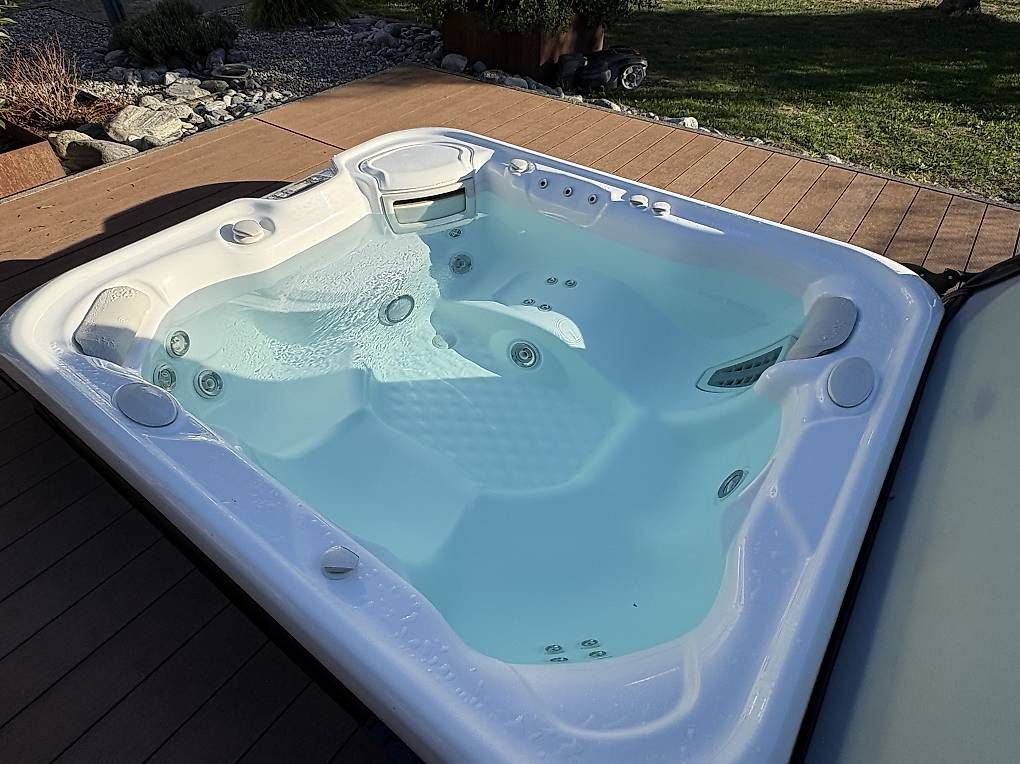 Whirlpool: HotSpring Whirlpool "Sovereign" – Gebraucht aus Ramlinsburg von Alexandra.M. 1
