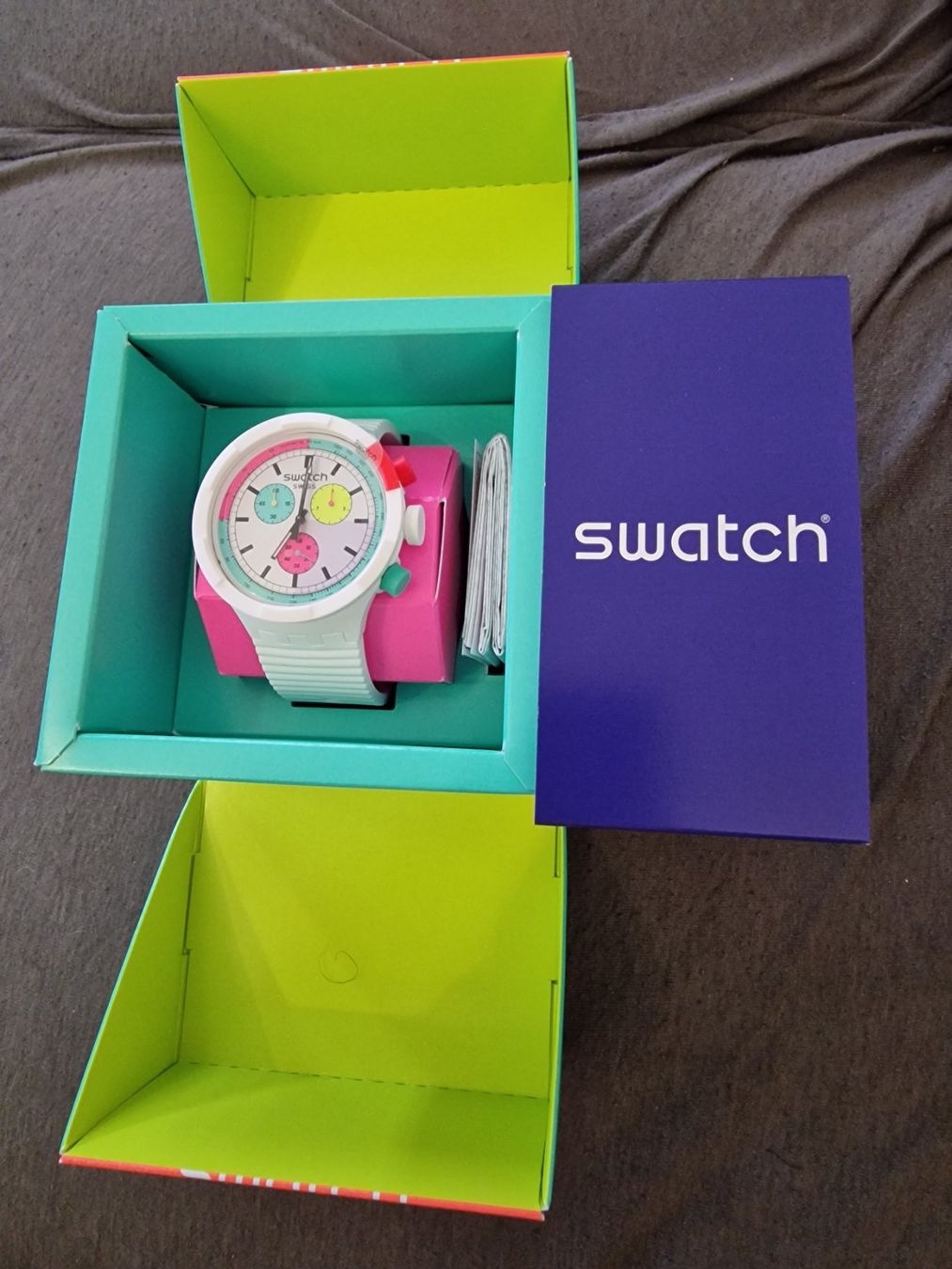 Swatch Orologi: Swatch.  New White Horse. – Nuovo e nell'imballaggio originale da Bevaix venduto da Nounoursch