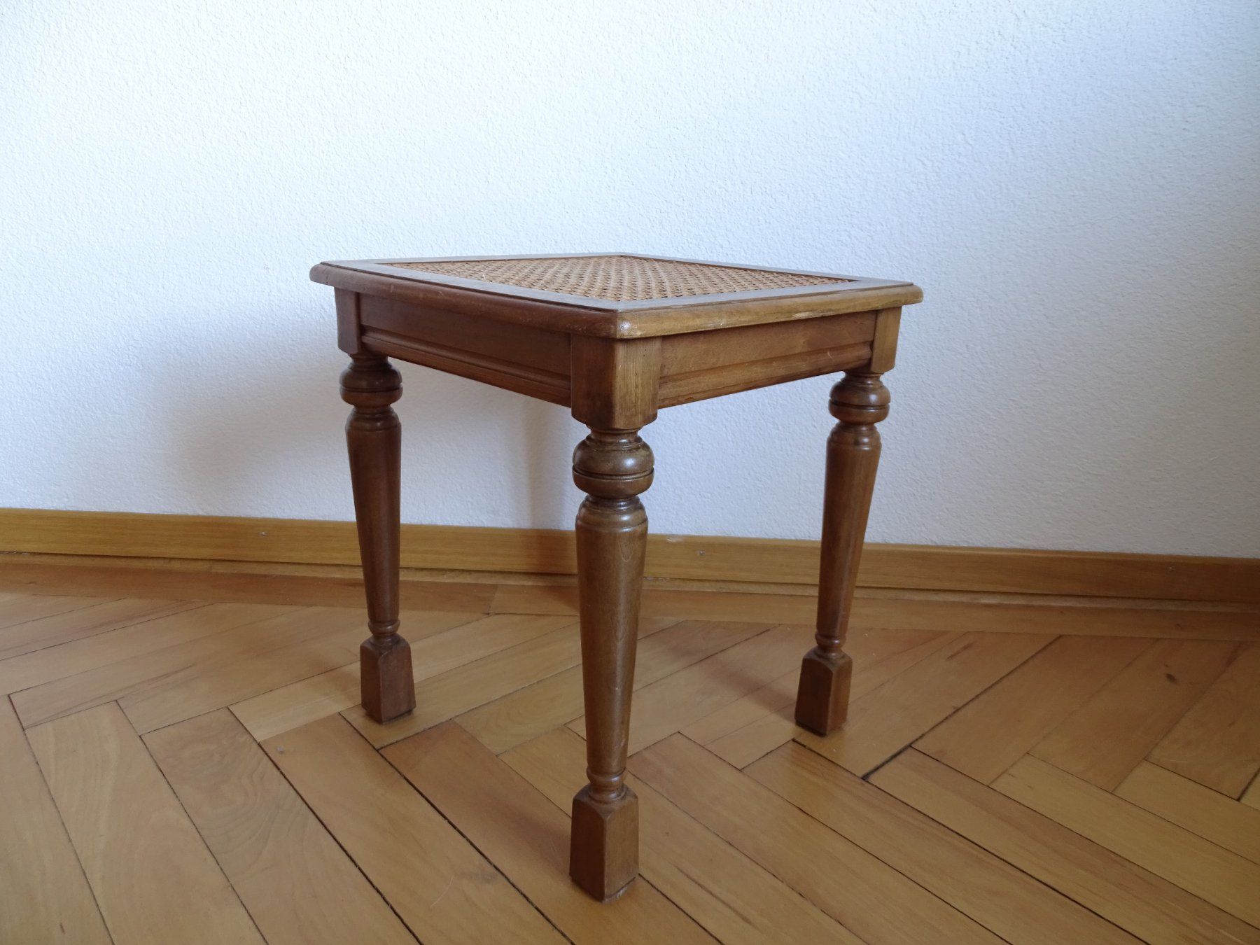Sgabelli: Vintage Holz-Hocker mit Rattan-Geflecht – Usato da Solothurn venduto da hli_n69n