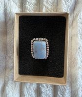 Ring mit blauem Schmuckstein