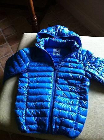 Veste mi-saison ou sous-couche bleue avec sac - 122-146