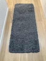 Grauer Teppich (Gaser, IKEA)